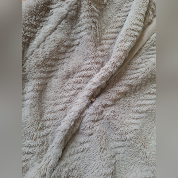 MAURICES Women's Beige Faux Fur Sweater Vest Size M - Picture 5 of 8